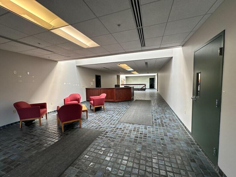 More Photos Of 250 Park West Dr, Pittsburgh Office For Sale