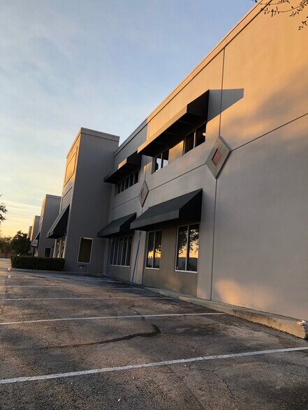 More Photos Of 7810 Kingspointe Pky, Orlando Warehouse For Lease
