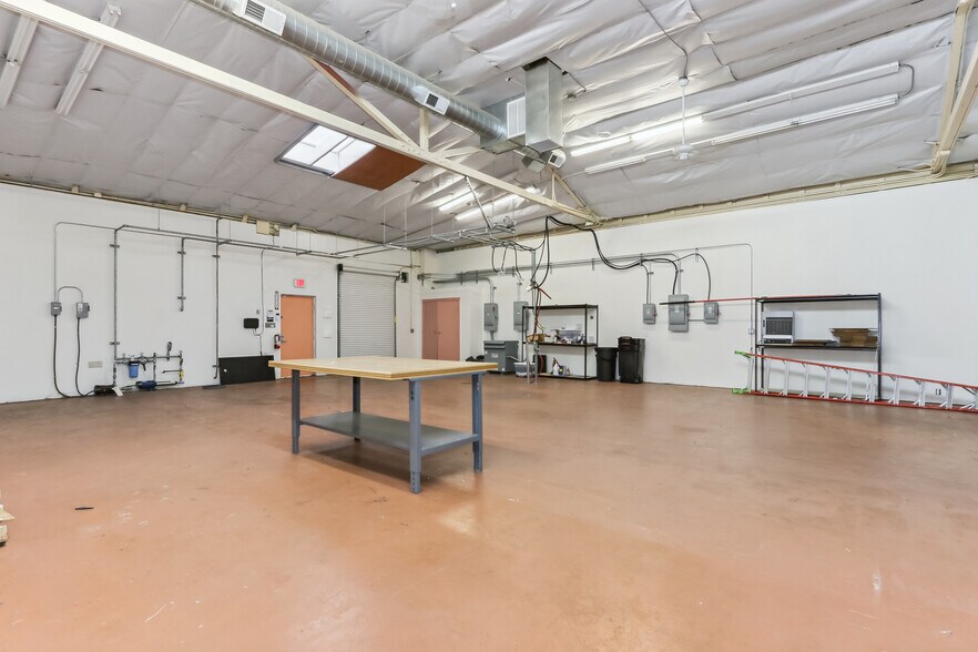 More Photos Of 1112 D St, Sacramento Showroom For Sale
