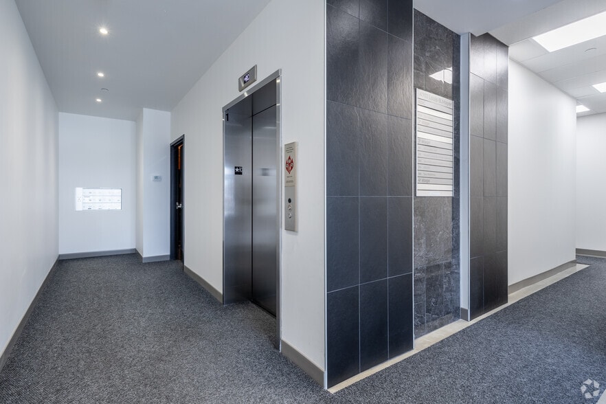 More Photos Of 4700-4702 Rue Louis-B.-Mayer, Laval Showroom For Sale