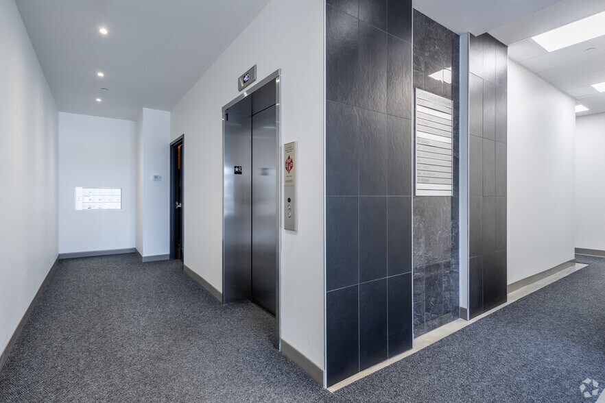 More Photos Of 4700-4702 Rue Louis-B.-Mayer, Laval Showroom For Sale