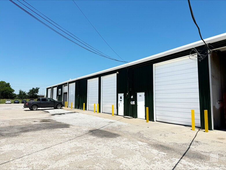 More Photos Of 600-622 N Main St, Irving Warehouse For Lease