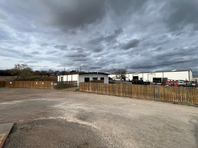 More Photos Of 615 N Broadway St, Joshua Freestanding For Lease