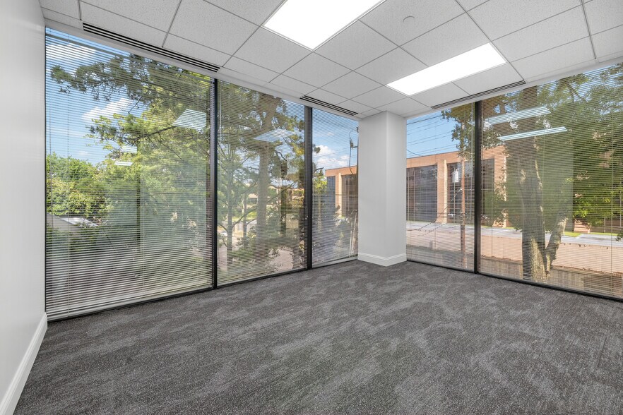 More Photos Of 17 S Briar Hollow Ln, Houston Office Residential For Lease