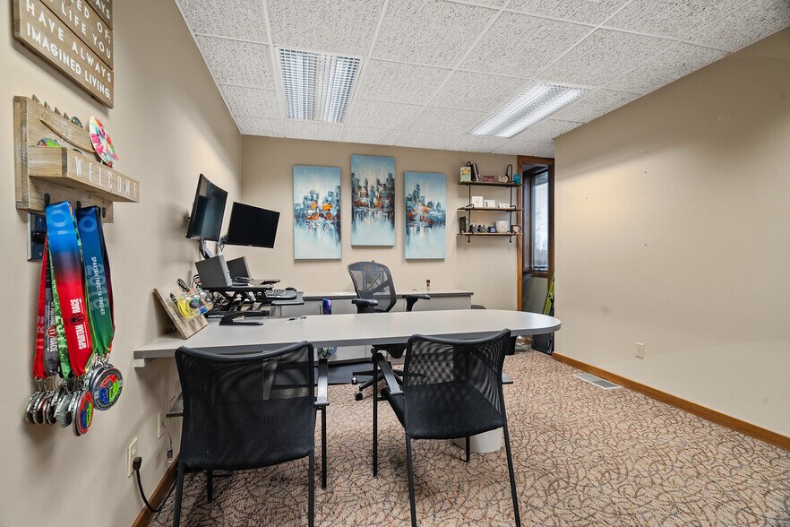 More Photos Of 812 Cormier Rd, Ashwaubenon Office For Lease