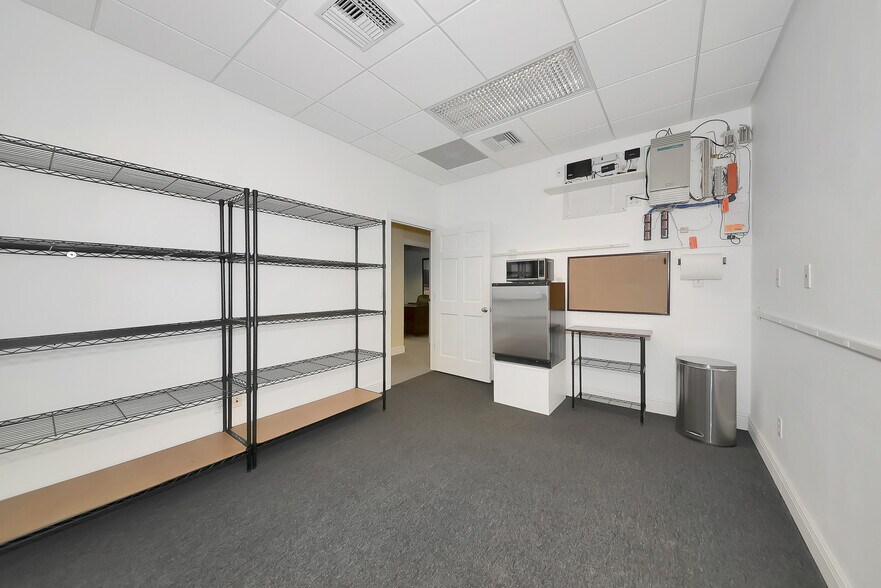 More Photos Of 6981 Curtiss Ave, Sarasota Medical For Lease