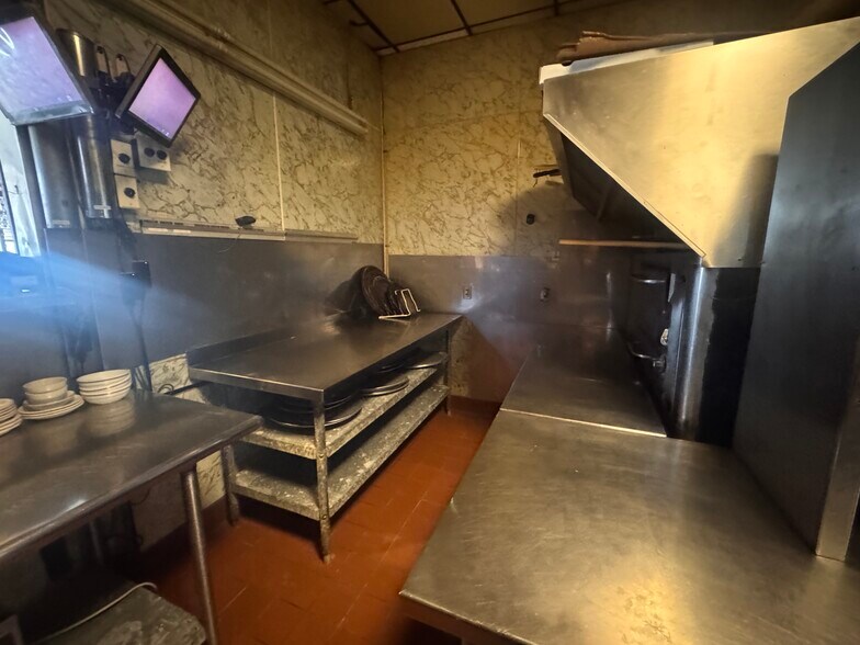 More Photos Of 1705 Columbus Ave, Bay City Restaurant For Sale