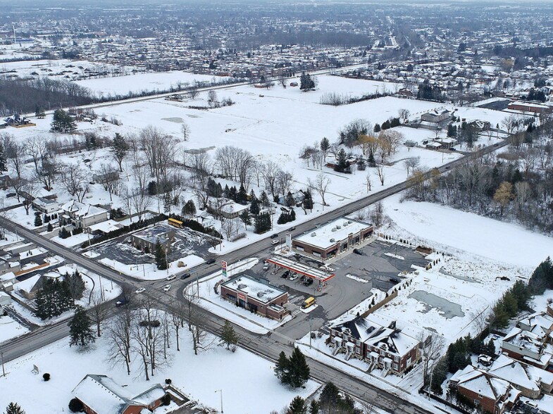 More Photos Of 1022 Pelham St, Fonthill Service Station For Sale