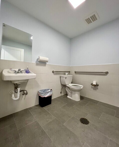 More Photos Of 553 S Spring Rd, Elmhurst Storefront Retail Office For Lease