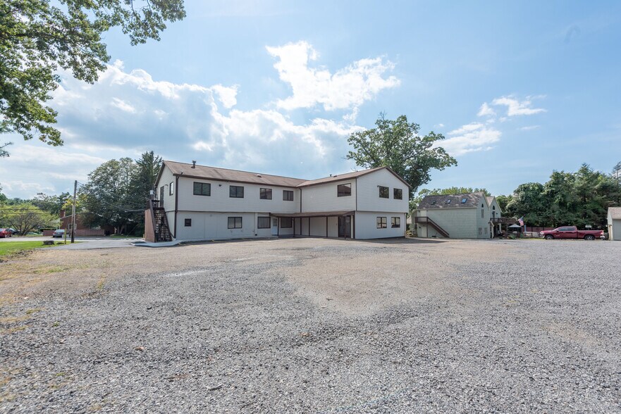 More Photos Of 238 Moon Clinton Rd, Coraopolis General Retail For Lease