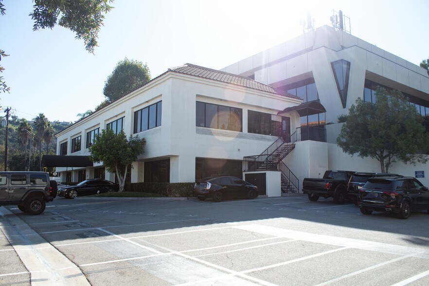 More Photos Of 24011 Ventura Blvd, Calabasas Medical For Lease