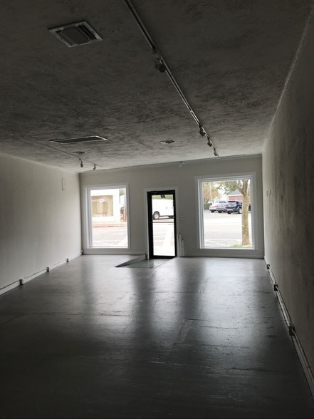 More Photos Of 77 Jobs Ln, Southampton General Retail For Lease