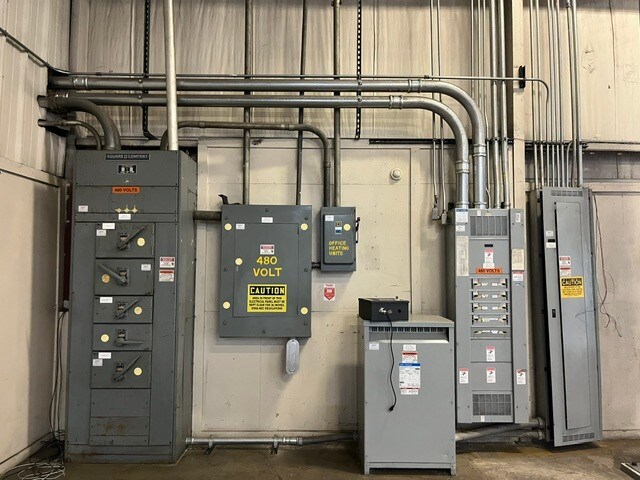 More Photos Of 301 Avenue 11 NW, Atkins Warehouse For Lease