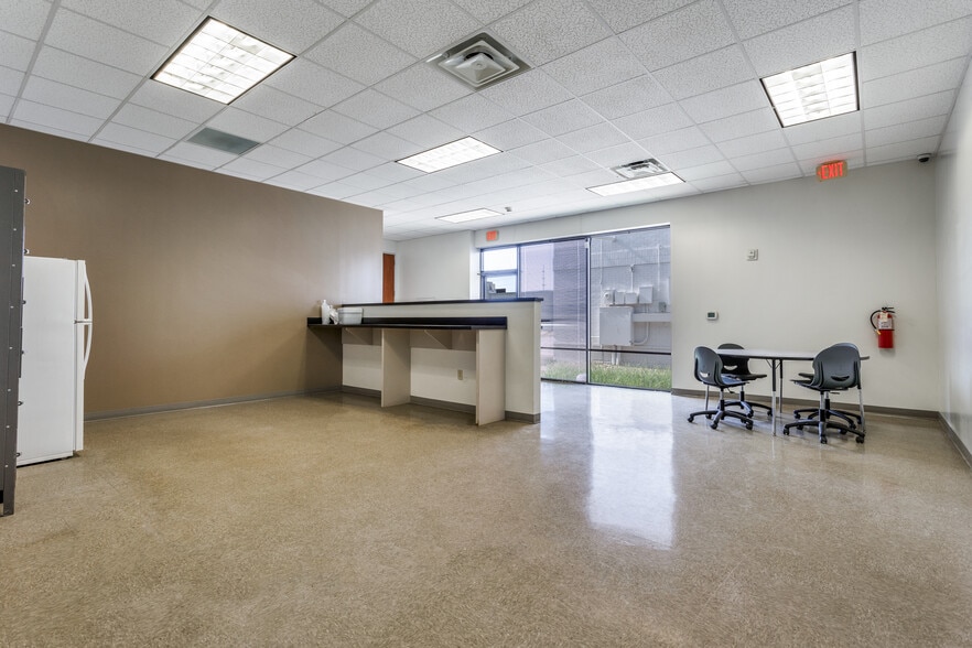 More Photos Of 1910 Pendleton Dr, Garland Flex For Lease