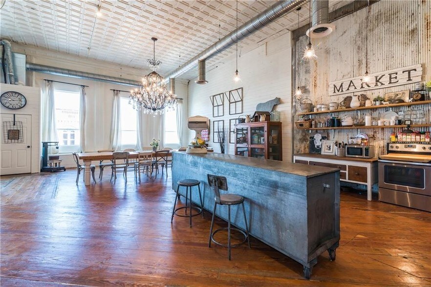 More Photos Of 306 W Main St, Denison Storefront For Sale