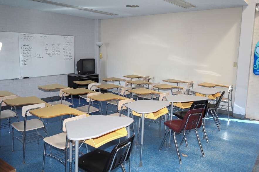 More Photos Of 210 S Kingshighway St, Sikeston Schools For Lease