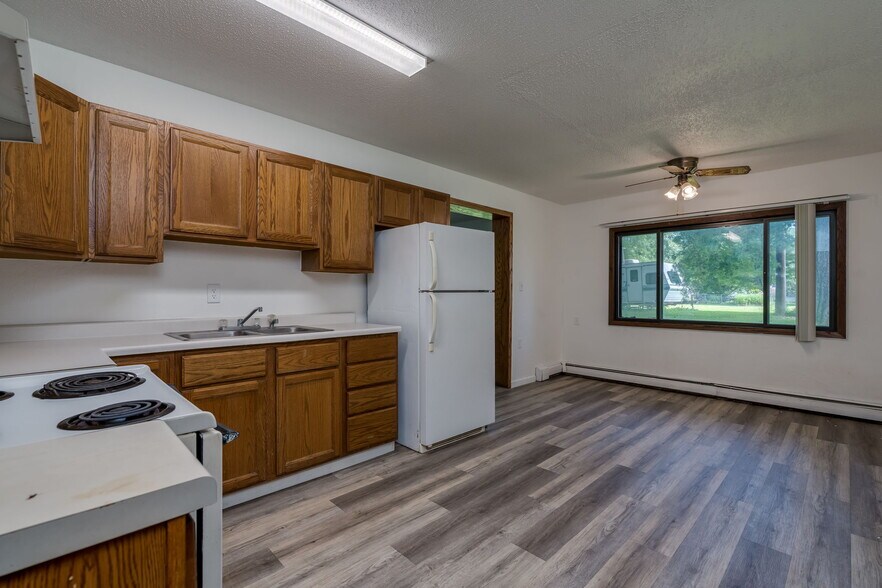More Photos Of 3200 S Maple Ave, Slayton Apartments For Sale