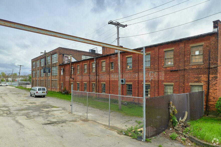 More Photos Of 961-1029 Lyell Ave, Rochester Showroom For Lease