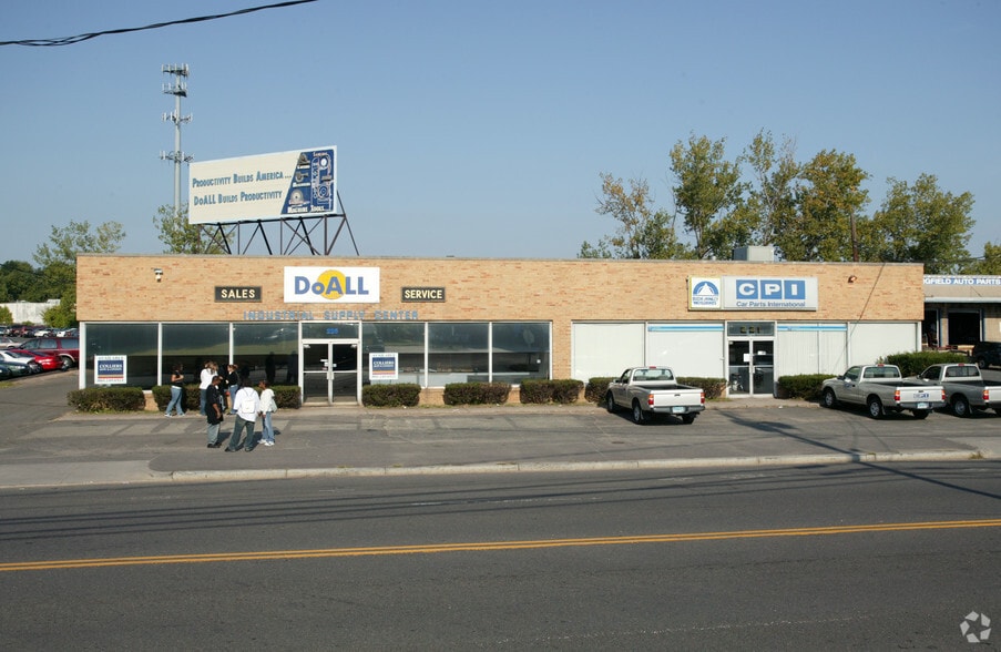 More Photos Of 221-225 Locust St, Hartford Showroom For Lease