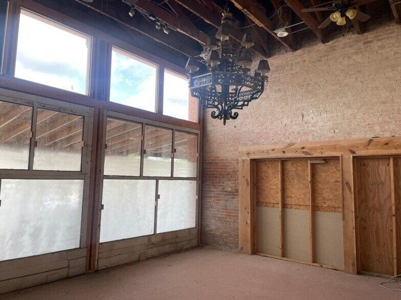 More Photos Of 189 Broadway St, Alba Storefront Retail Office For Sale