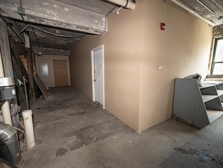 More Photos Of 100 Main St, Dubuque Flex For Sale