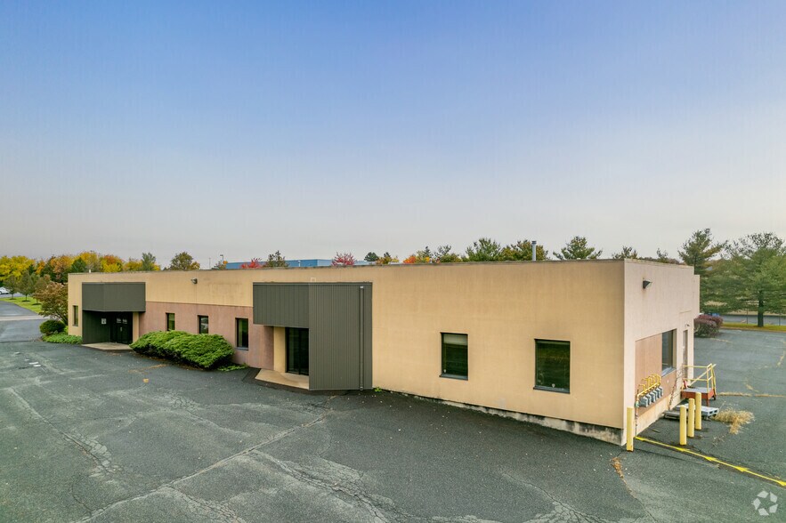 More Photos Of 2081-2089 Quaker Pointe Dr, Quakertown Office For Lease