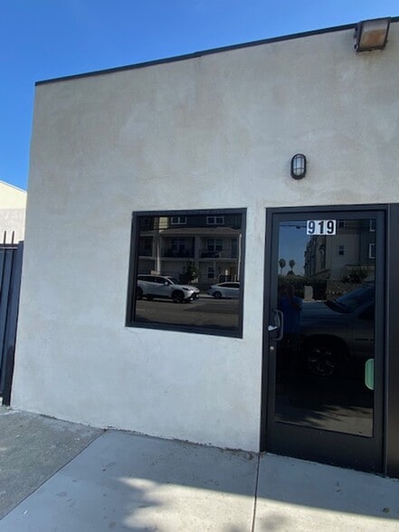 More Photos Of 917 W Compton Blvd, Compton Storefront Retail Office For Lease