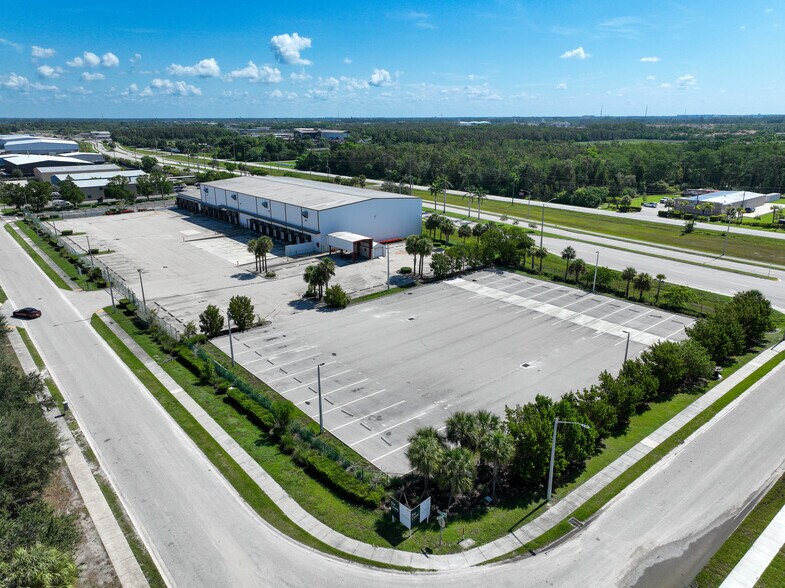 More Photos Of 3843 Ironbridge Blvd, Fort Myers Distribution For Lease