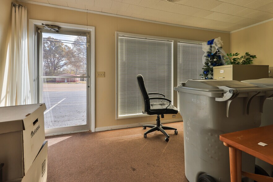 More Photos Of 308 N Lindell St, Martin Office For Sale