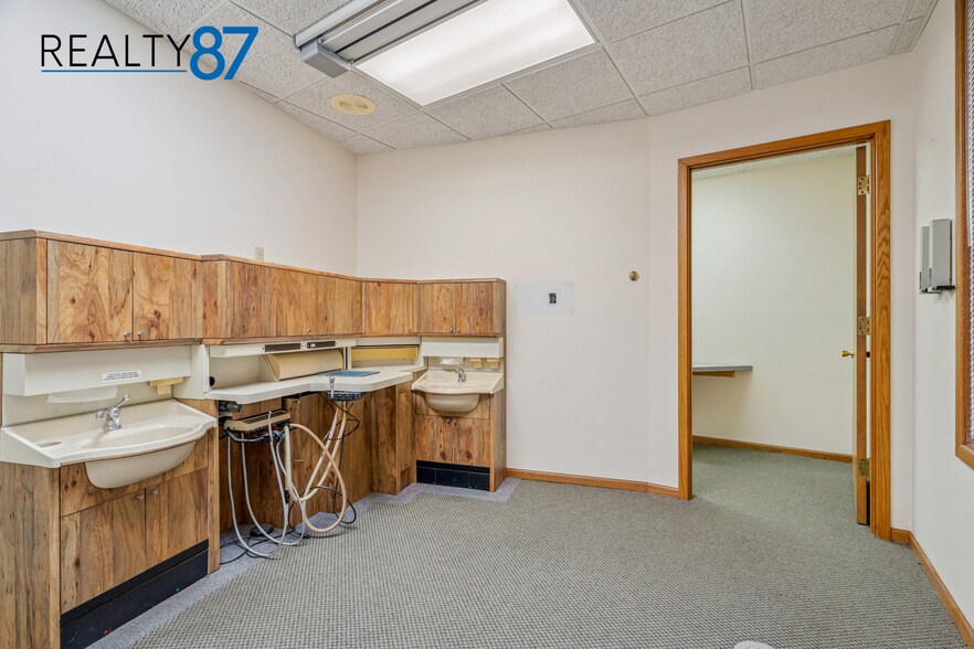 More Photos Of 3900 River Ridge Dr NE, Cedar Rapids Office For Lease