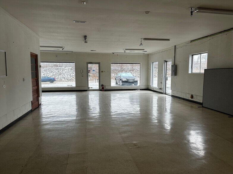 More Photos Of 1950 East Pike, Zanesville Showroom For Lease