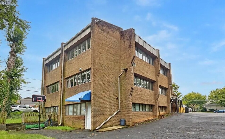 More Photos Of 4200 Daniels Ave, Annandale Office For Sale