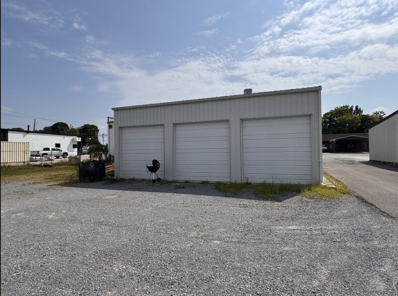More Photos Of 102 Prince St, Shelbyville General Retail For Sale