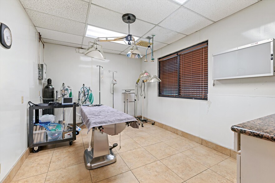 More Photos Of 23945-23947 Newhall Ave, Santa Clarita General Retail For Sale