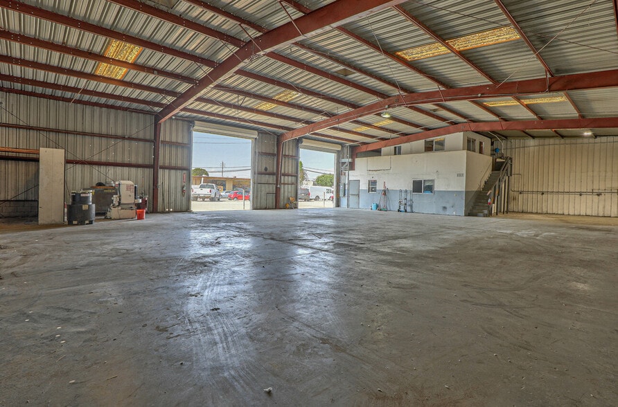 More Photos Of 50 Chamberlain St, Salinas Warehouse For Sale