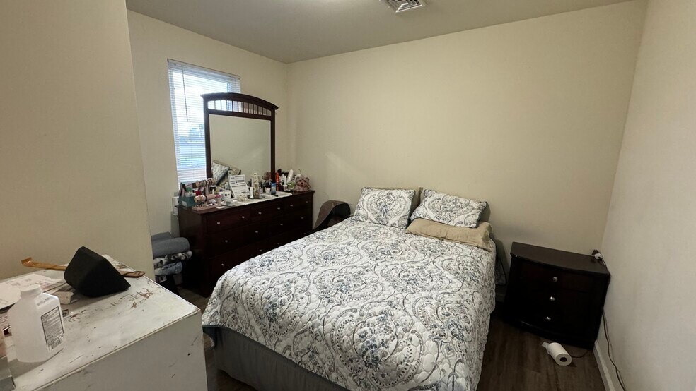 More Photos Of 550 S Main St, Nazareth General Retail For Sale