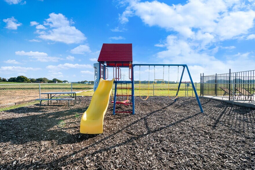 More Photos Of 351 My Ln, Millsap Trailer Camper Park For Sale