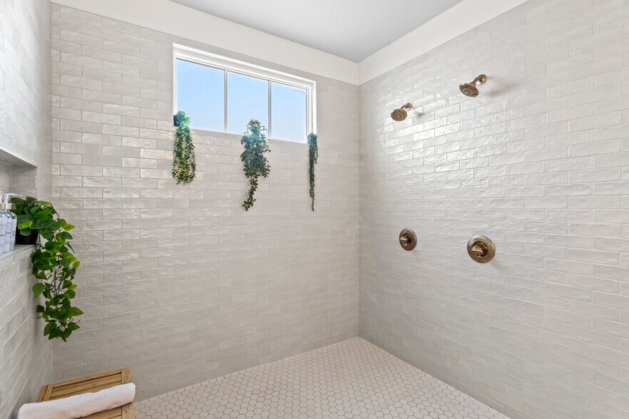 More Photos Of 782 Water St, Biloxi Office For Sale