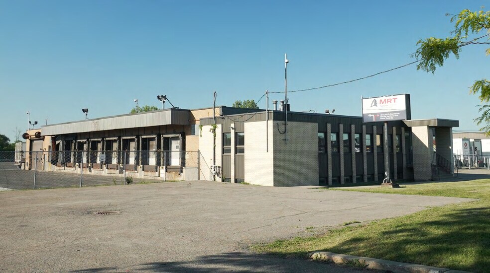 More Photos Of 1590 Boul Hymus, Dorval Distribution For Lease