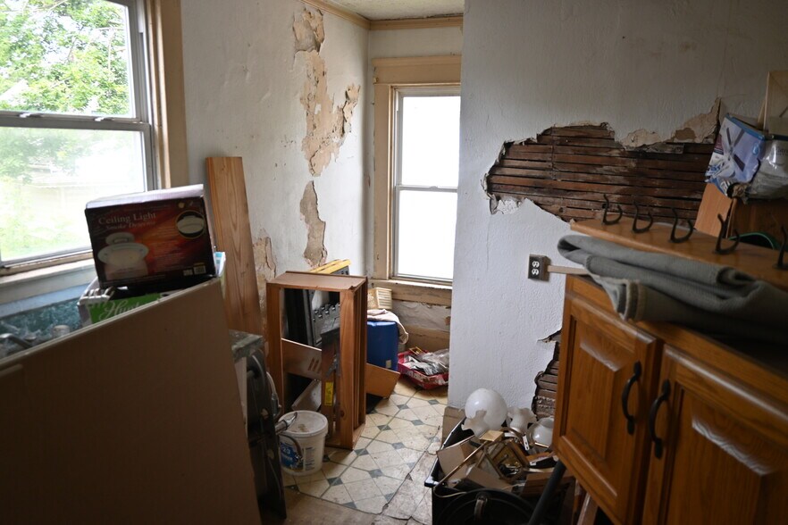 More Photos Of 937 W Wooster Rd, Barberton Storefront Retail Residential For Sale