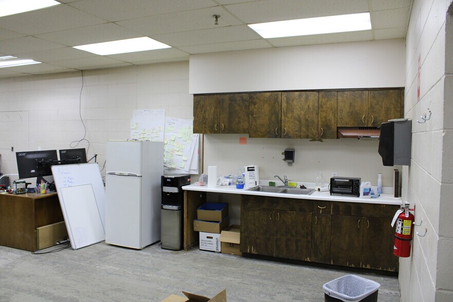 More Photos Of 1777 Oakdale Ave, West Saint Paul Manufacturing For Lease