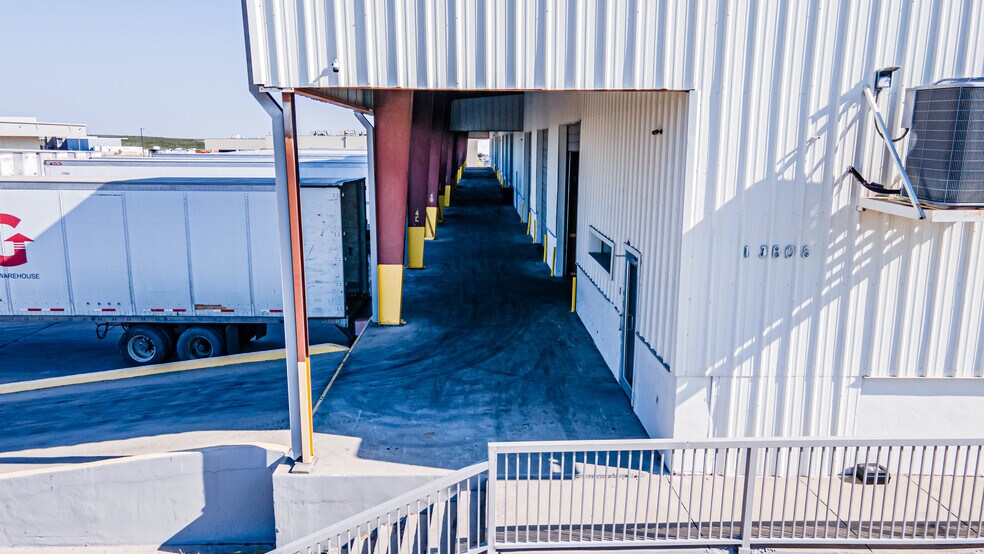 More Photos Of 13806 N Unitec Dr, Laredo Warehouse For Lease