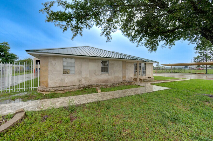 More Photos Of 1100 S Persimmon St, Tomball Warehouse For Sale