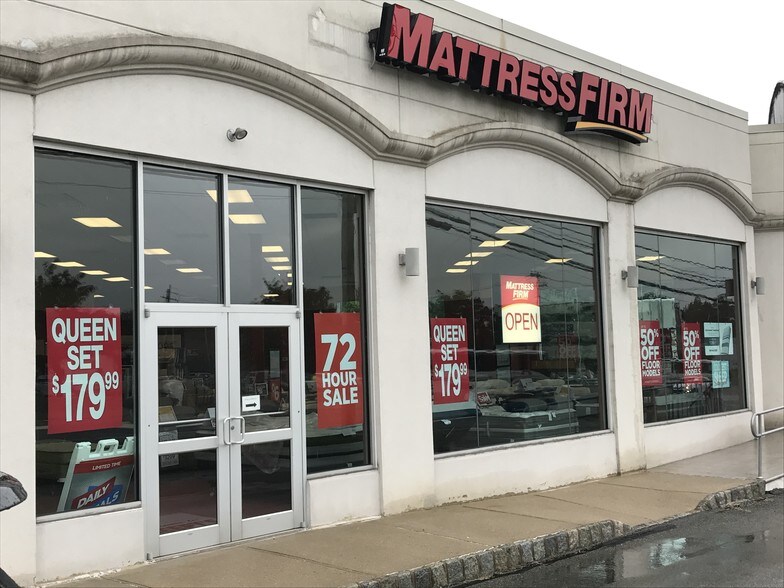 More Photos Of 400 Rte 17, Upper Saddle River Storefront For Lease