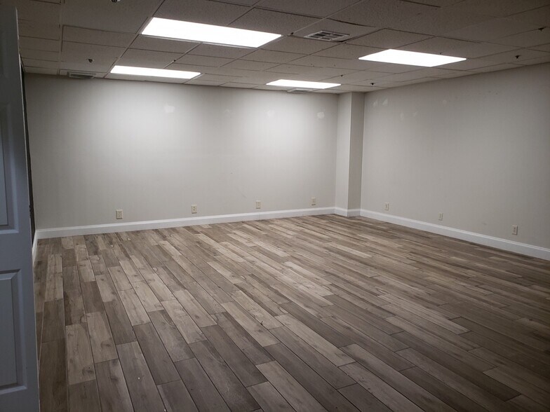 More Photos Of 2055 Liberty St, Hollywood Service For Lease