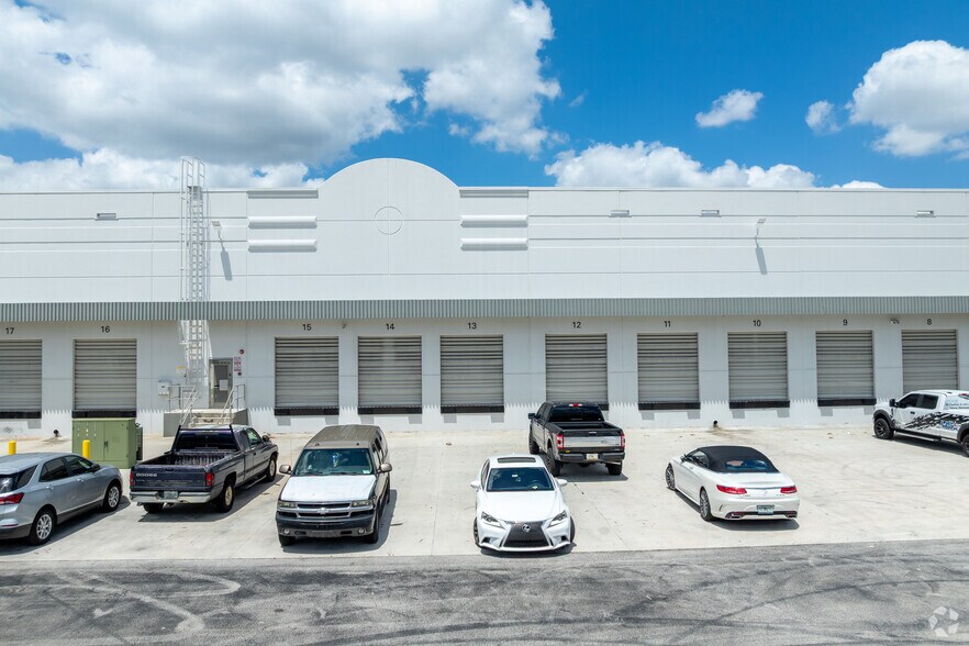 More Photos Of 3801-3899 SW 30th Ave, Fort Lauderdale Warehouse For Lease