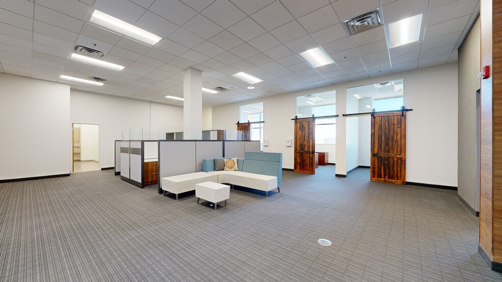 More Photos Of 2550 University Ave W, Saint Paul Unknown For Lease