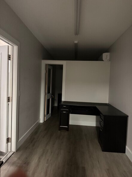 More Photos Of 4755 Mercantile Ave, Naples Unknown For Lease