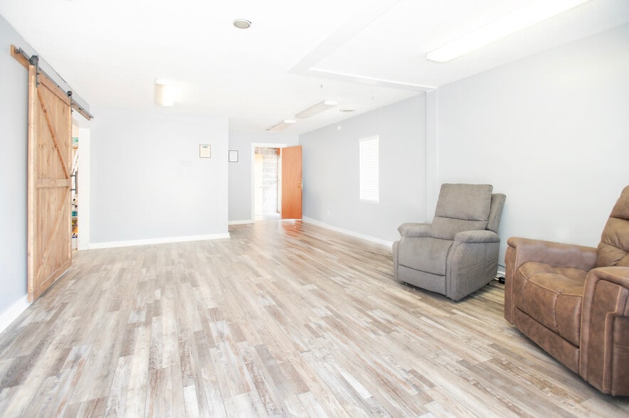 More Photos Of 401 Hillcrest St, Clinton Office For Sale