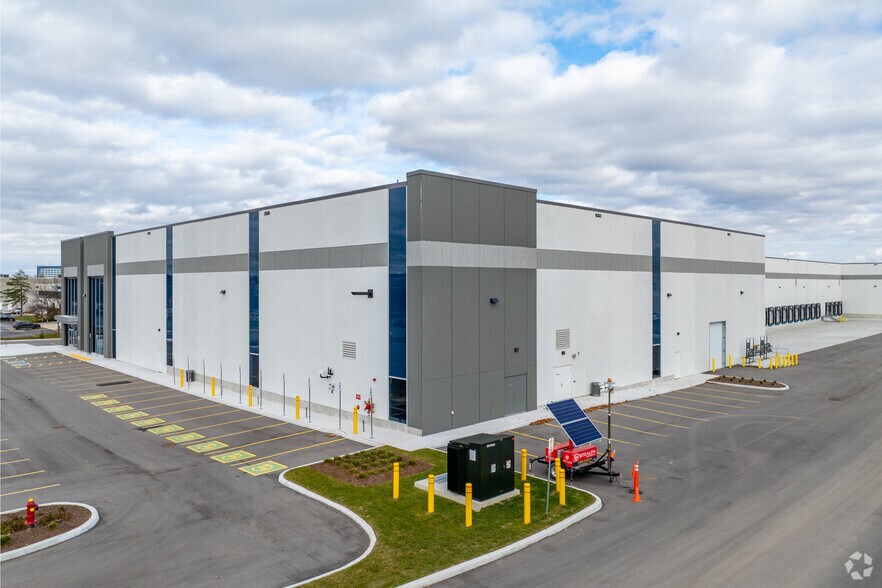 More Photos Of 112 E Beaver Creek Rd, Richmond Hill Warehouse For Lease